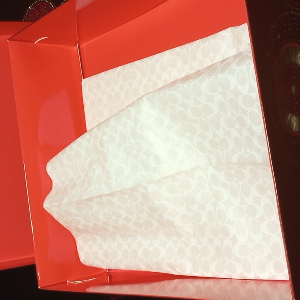 Vintage Coach Gift Box With Tissue - Picture 13 of 17